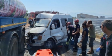 Sulama tankerine çarpan minibüsün sürücüsü yaralandı