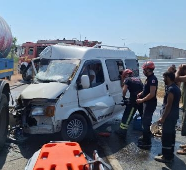 Sulama tankerine çarpan minibüsün sürücüsü yaralandı 8 Sulama tankerine çarpan minibüsün sürücüsü yaralandı