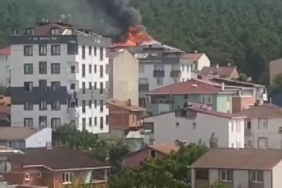 Sultanbeyli'de 3 katlı binanın çatısı alev alev yandı 26 Sultanbeylide 3 katlı binanın çatısı alev alev yandı