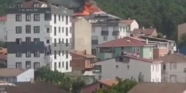 Sultanbeyli'de 3 katlı binanın çatısı alev alev yandı 29 Sultanbeylide 3 katlı binanın çatısı alev alev yandı