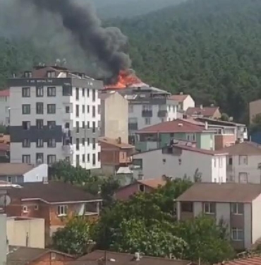 Sultanbeylide 3 katlı binanın çatısı alev alev yandı
