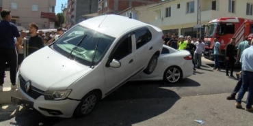 Sultanbeyli'de kaza: Çarptığı otomobilin altında kaldı 38 Sultanbeylide kaza Çarptığı otomobilin altında kaldı