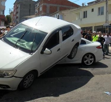 Sultanbeyli'de kaza: Çarptığı otomobilin altında kaldı 8 Sultanbeylide kaza Çarptığı otomobilin altında kaldı