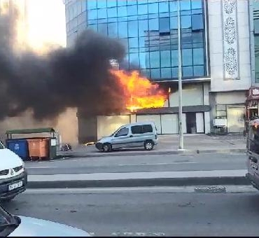 Sultangazide iş merkezindeki yangın söndürüldü