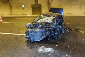 Sultangazide tünelde duvara çarpan otomobil hurdaya döndü