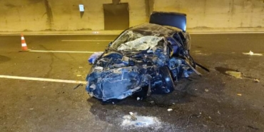 Sultangazi'de tünelde duvara çarpan otomobil hurdaya döndü 28 Sultangazide tünelde duvara çarpan otomobil hurdaya döndü