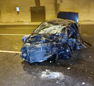 Sultangazide tünelde duvara çarpan otomobil hurdaya döndü