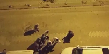 Sultangazi'de uyuşturucu sattığı öne sürülen şüpheliye sokak ortasında dayak 26 Sultangazide uyuşturucu sattığı öne sürülen şüpheliye sokak ortasında dayak