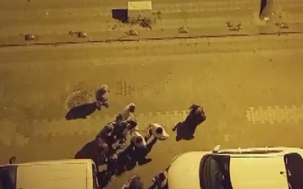 Sultangazide uyuşturucu sattığı öne sürülen şüpheliye sokak ortasında dayak