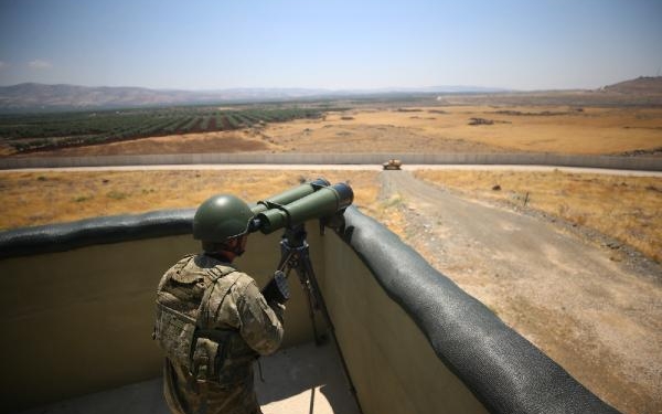 Suriye sınırında 1'i terör örgütü mensubu 2 kişi yakalandı 6 Suriye sınırında 1i terör örgütü mensubu 2 kişi yakalandı