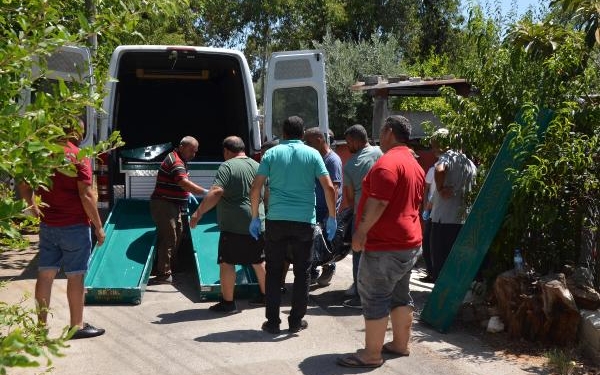 Tabancayla eşini öldürüp intihar etti