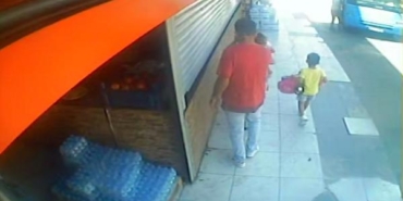 Takip ettiği kadının çantasından cep telefonunu çaldı