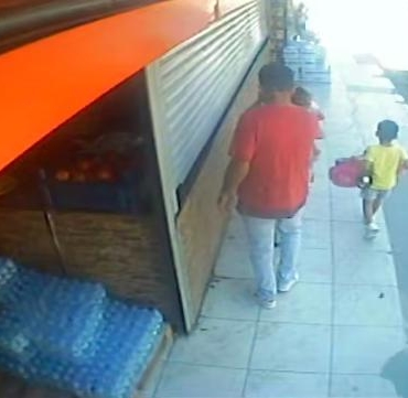 Takip ettiği kadının çantasından cep telefonunu çaldı