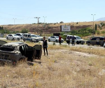 Takip sırasında devrilen otomobilden 42 kilo esrar ile 100 bin uyuşturucu hap çıktı 8 Takip sırasında devrilen otomobilden 42 kilo esrar ile 100 bin uyuşturucu hap çıktı