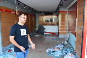 Takla atan otomobil, 2 iş yerine çarptı 3 Takla atan otomobil 2 iş yerine çarptı