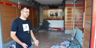 Takla atan otomobil 2 iş yerine çarptı