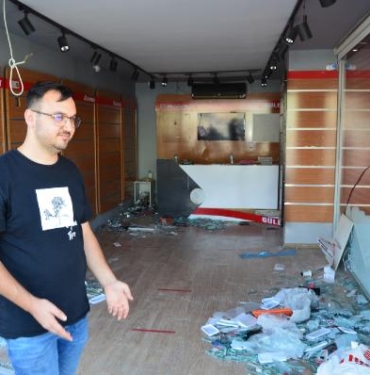 Takla atan otomobil 2 iş yerine çarptı