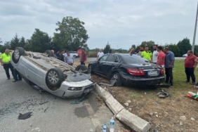 Takla atan otomobil, başka otomobile çarptı: 2 yaralı 9 Takla atan otomobil başka otomobile çarptı 2 yaralı
