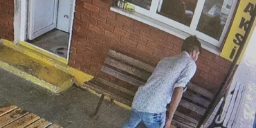 Taksiden inen şüpheli, geri döndüğü duraktan telefon çaldı, o anlar kamerada 9 Taksiden inen şüpheli geri döndüğü duraktan telefon çaldı o anlar kamerada