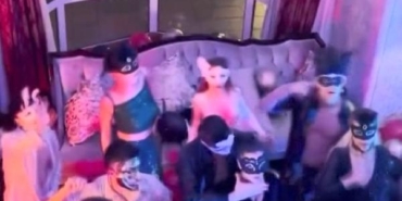 Taksim'de dolar atıp görüntü çeken gruba villada operasyon: 13 gözaltı 32 Taksimde dolar atıp görüntü çeken gruba villada operasyon 13 gözaltı