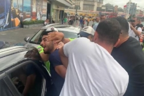 Taksimde gözaltına alınan taksicinin sivil trafik polisini aracına almadığı anlar kamerada