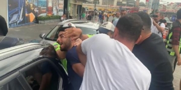 Taksimde gözaltına alınan taksicinin sivil trafik polisini aracına almadığı anlar kamerada