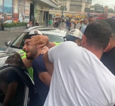 Taksimde gözaltına alınan taksicinin sivil trafik polisini aracına almadığı anlar kamerada