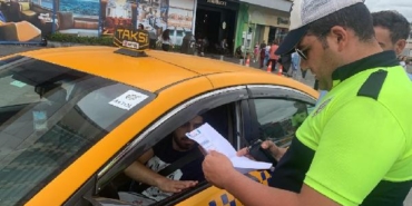 Taksim’de taşkınlık yapan taksici gözaltına alındı 26 Taksimde taşkınlık yapan taksici gözaltına alındı