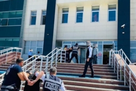 Taksiye silahlı saldırı düzenleyip 2 kardeşi öldüren 4 şüpheli tutuklandı 4 Taksiye silahlı saldırı düzenleyip 2 kardeşi öldüren 4 şüpheli tutuklandı