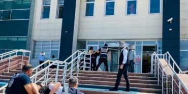 Taksiye silahlı saldırı düzenleyip 2 kardeşi öldüren 4 şüpheli tutuklandı 6 Taksiye silahlı saldırı düzenleyip 2 kardeşi öldüren 4 şüpheli tutuklandı