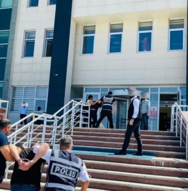 Taksiye silahlı saldırı düzenleyip 2 kardeşi öldüren 4 şüpheli tutuklandı 4 Taksiye silahlı saldırı düzenleyip 2 kardeşi öldüren 4 şüpheli tutuklandı