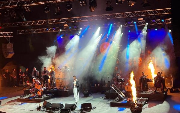 Tan Taşçı kaza sonrası Antalyada konser verdi