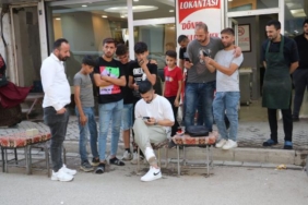 Tanımadığı kişilerin resmini çiziyor, hediye ederken video çekip sosyal medyada paylaşıyor 4 Tanımadığı kişilerin resmini çiziyor hediye ederken video çekip sosyal medyada paylaşıyor