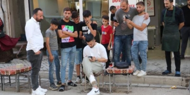 Tanımadığı kişilerin resmini çiziyor hediye ederken video çekip sosyal medyada paylaşıyor