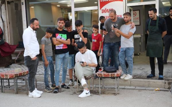 Tanımadığı kişilerin resmini çiziyor hediye ederken video çekip sosyal medyada paylaşıyor