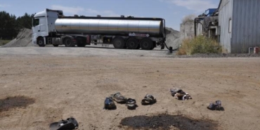 Tankerden boşaltılan sıcak zift işçilerin üzerine sıçradı; 3 ağır yaralı 23 Tankerden boşaltılan sıcak zift işçilerin üzerine sıçradı 3 ağır yaralı