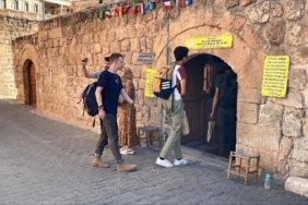 Tarihi konağı müzeye çevirip 4 dilde rehberlik yapıyor