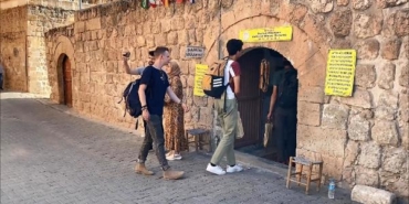 Tarihi konağı müzeye çevirip 4 dilde rehberlik yapıyor