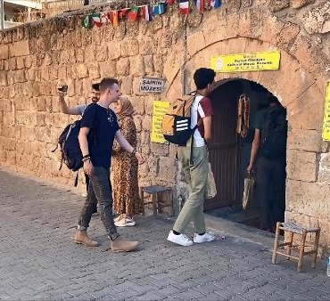 Tarihi konağı müzeye çevirip 4 dilde rehberlik yapıyor