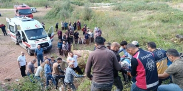 Tarım aracı 80 metreden yuvarlandı: 1 ölü 1 Tarım aracı 80 metreden yuvarlandı 1 ölü