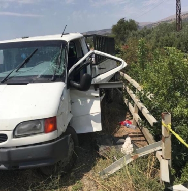 Tarım işçilerini taşıyan kamyonet dere yatağına savruldu 1 ölü 5 yaralı