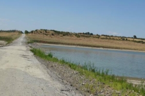 Tarımsal sulamaya kapatılan barajda su seviyesi düştü eski kara yolu ortaya çıktı