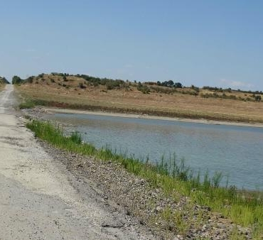 Tarımsal sulamaya kapatılan barajda su seviyesi düştü eski kara yolu ortaya çıktı