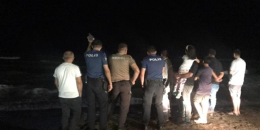 Tartışıp denize atlayan erkekle peşinden suya giren kadını çevredekiler kurtardı 28 Tartışıp denize atlayan erkekle peşinden suya giren kadını çevredekiler kurtardı