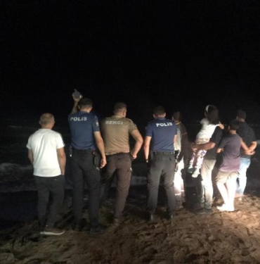 Tartışıp denize atlayan erkekle peşinden suya giren kadını çevredekiler kurtardı