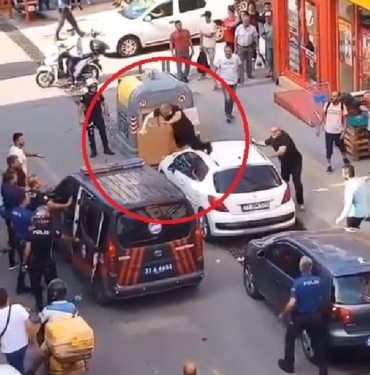 Tartıştığı kişilere biber gazı sıkan şüpheli polisin biber gazı kullanmasıyla yakalandı