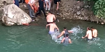 Taşlara dolanan balık ağını kurtarmak isterken çaya düşüp boğuldu 29 Taşlara dolanan balık ağını kurtarmak isterken çaya düşüp boğuldu