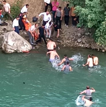 Taşlara dolanan balık ağını kurtarmak isterken çaya düşüp boğuldu