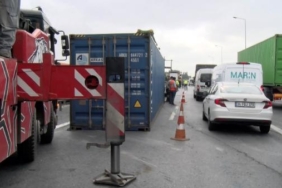 TEM Otoyolu'nda devrilen tır nedeniyle trafik durma noktasına geldi 36 TEM Otoyolunda devrilen tır nedeniyle trafik durma noktasına geldi