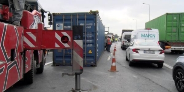 TEM Otoyolu'nda devrilen tır nedeniyle trafik durma noktasına geldi 39 TEM Otoyolunda devrilen tır nedeniyle trafik durma noktasına geldi